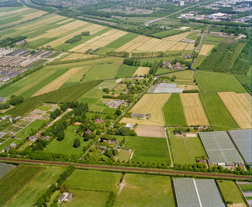 840463 Luchtfoto van de akkerlanden en glastuinbouw ten noorden van de spoorlijn Utrecht- Den Haag/Rotterdam te Vleuten ...